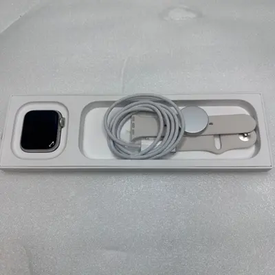 Apple Watch SE (3rd Gen, Cellular) 40mm Starlight AL Case Sport Band at Smart Watches in excellent condition