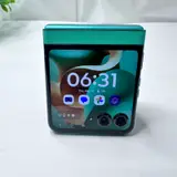 Motorola Razr 2025 | 256GB | Unlocked | Green Foldable Smartphone - Thumbnail 5