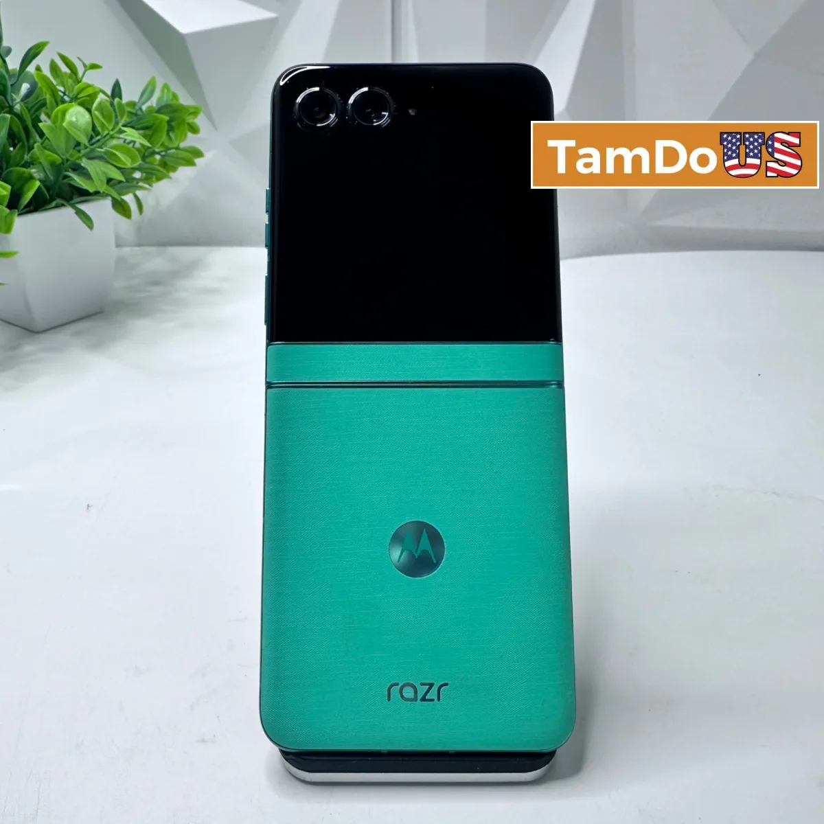 Motorola Razr 2025 | 256GB | Unlocked | Green Foldable Smartphone - Photo 1 - Real photo at TamDoUS Salt Lake City