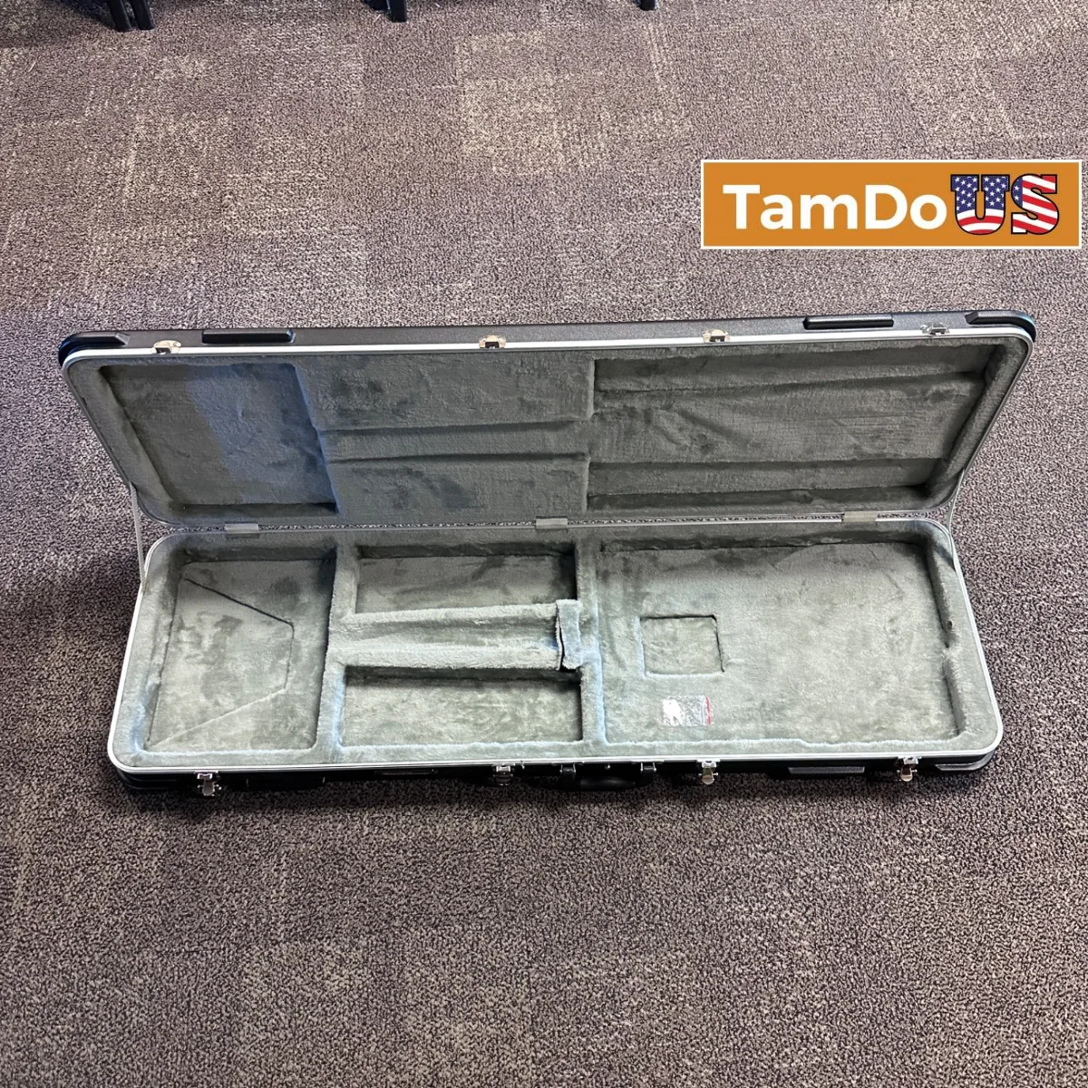 Road Runner RRMCBG Molded ABS Electric Bass Guitar Flight Case Plush Interior - Photo 1 - Real photo at TamDoUS Salt Lake City